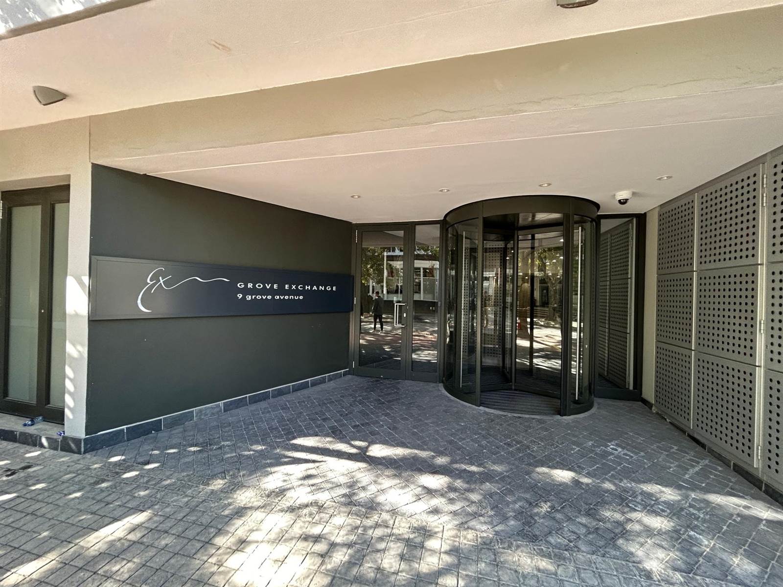 888  m² Office Space in Claremont photo number 1