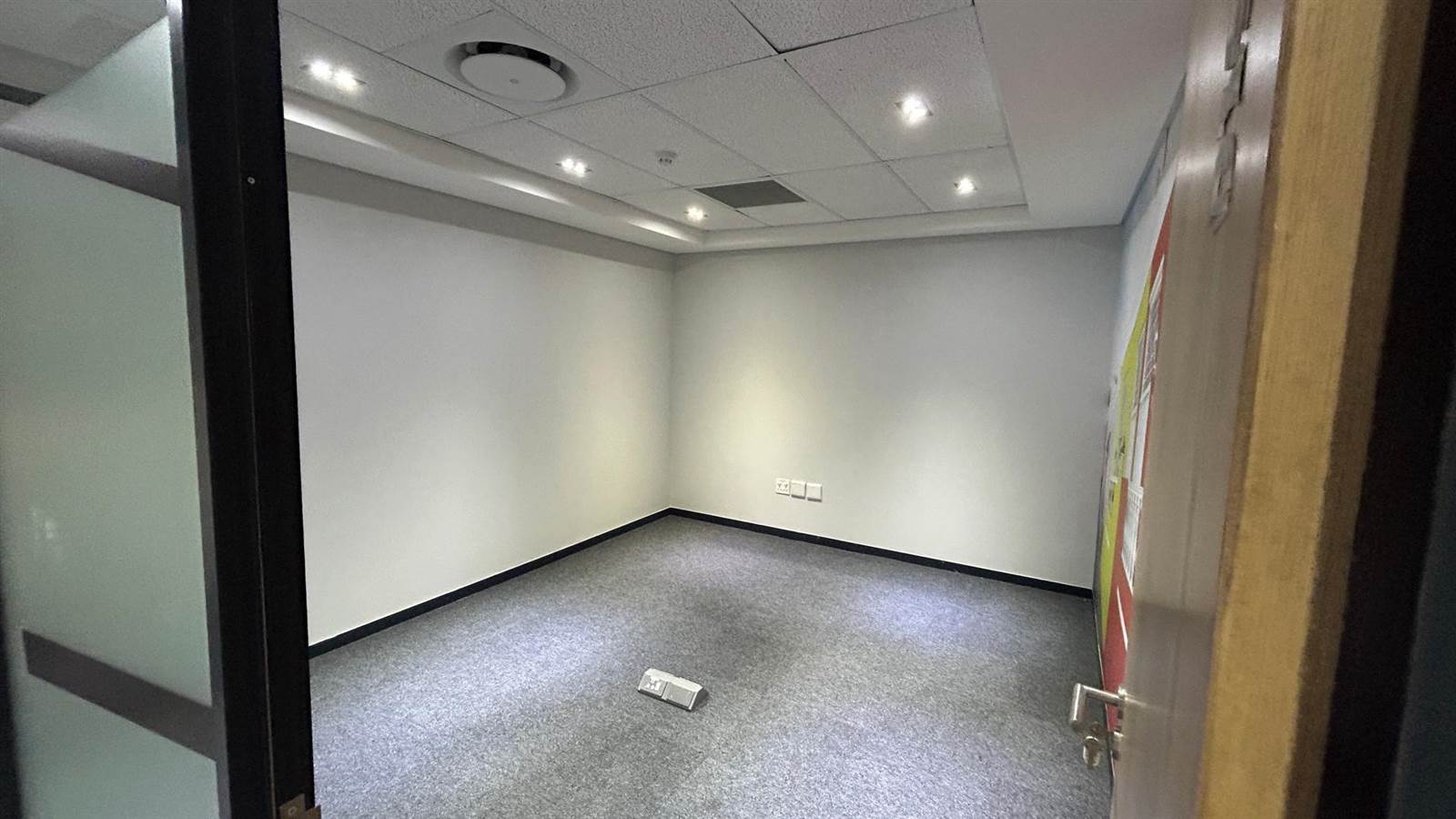 888  m² Office Space in Claremont photo number 23