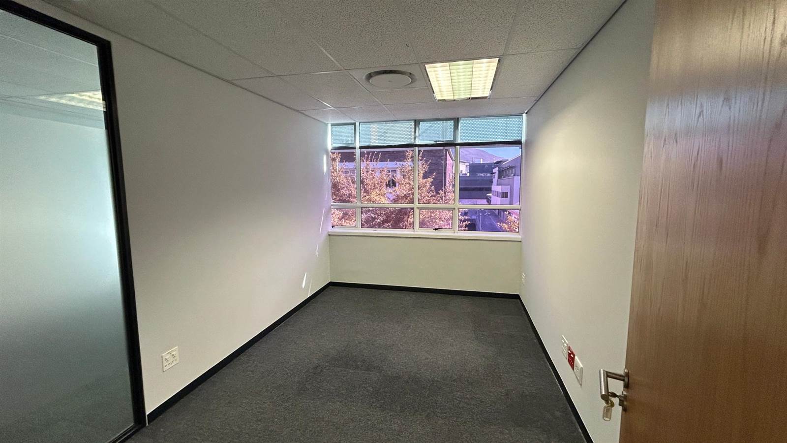 888  m² Office Space in Claremont photo number 21