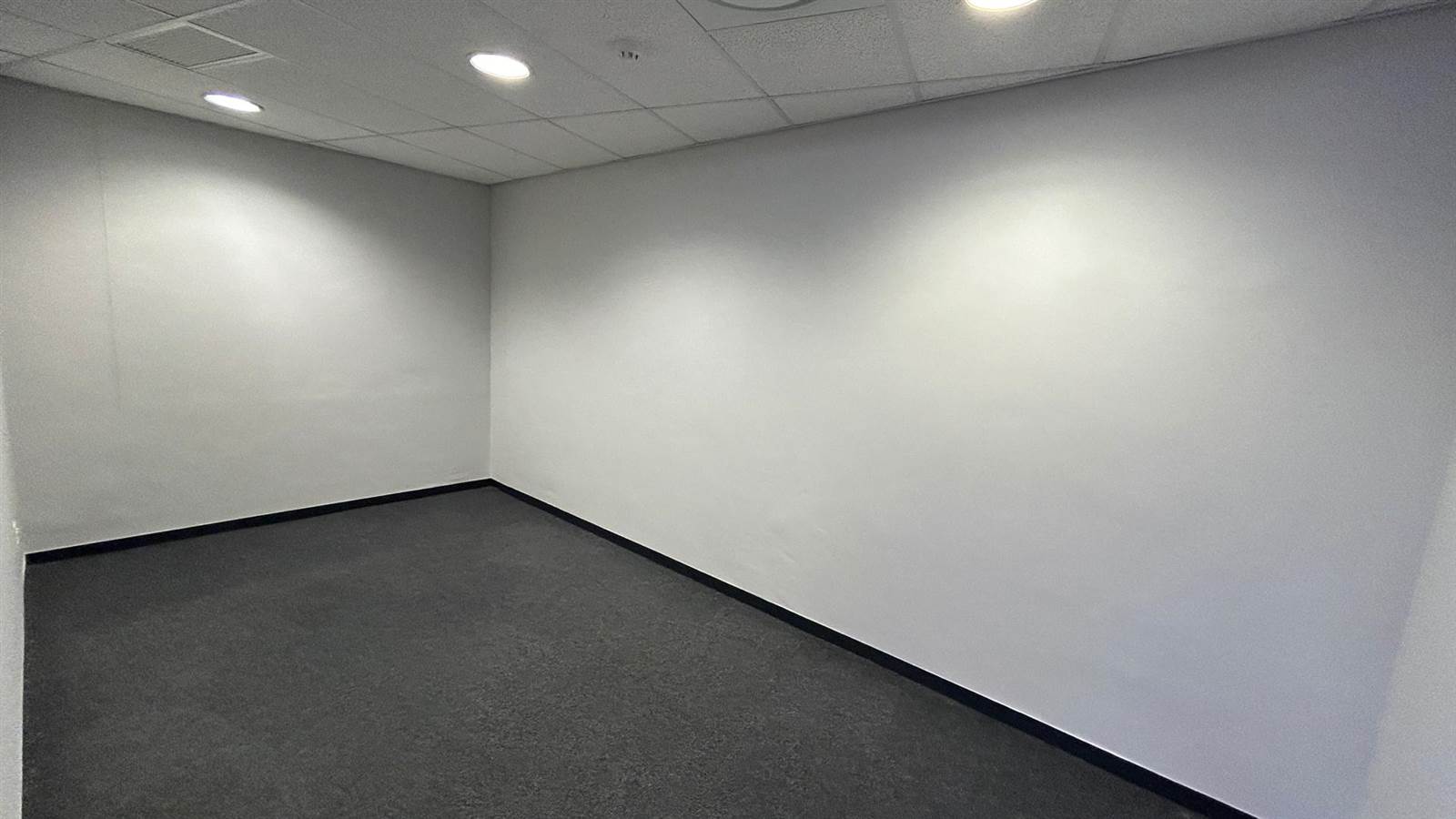 888  m² Office Space in Claremont photo number 15