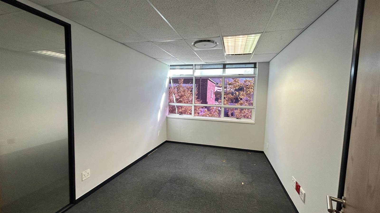 888  m² Office Space in Claremont photo number 17
