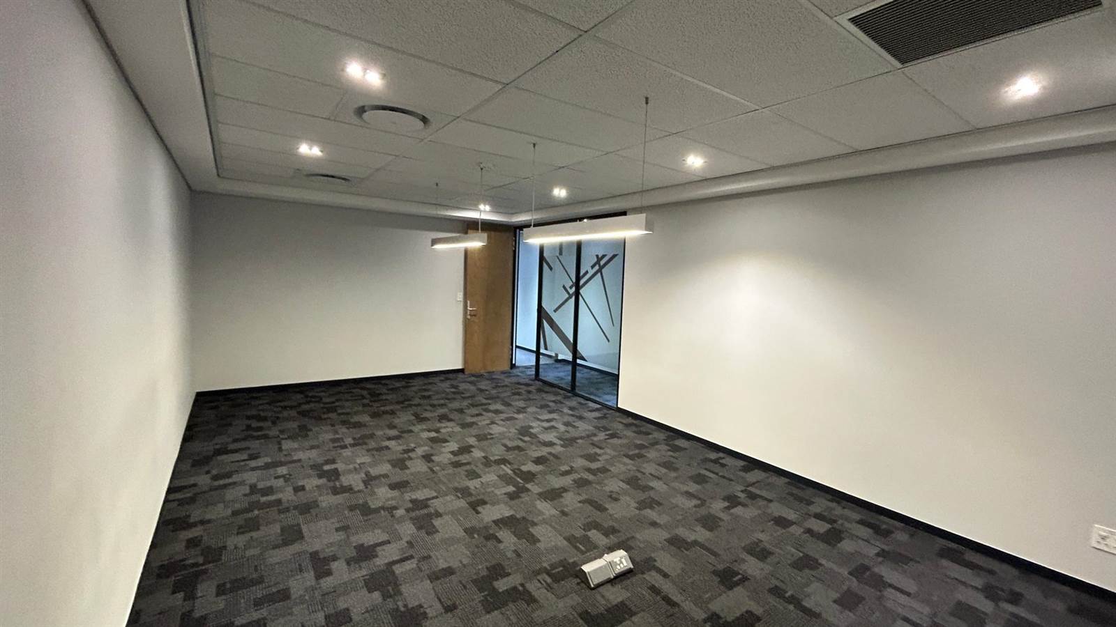888  m² Office Space in Claremont photo number 13