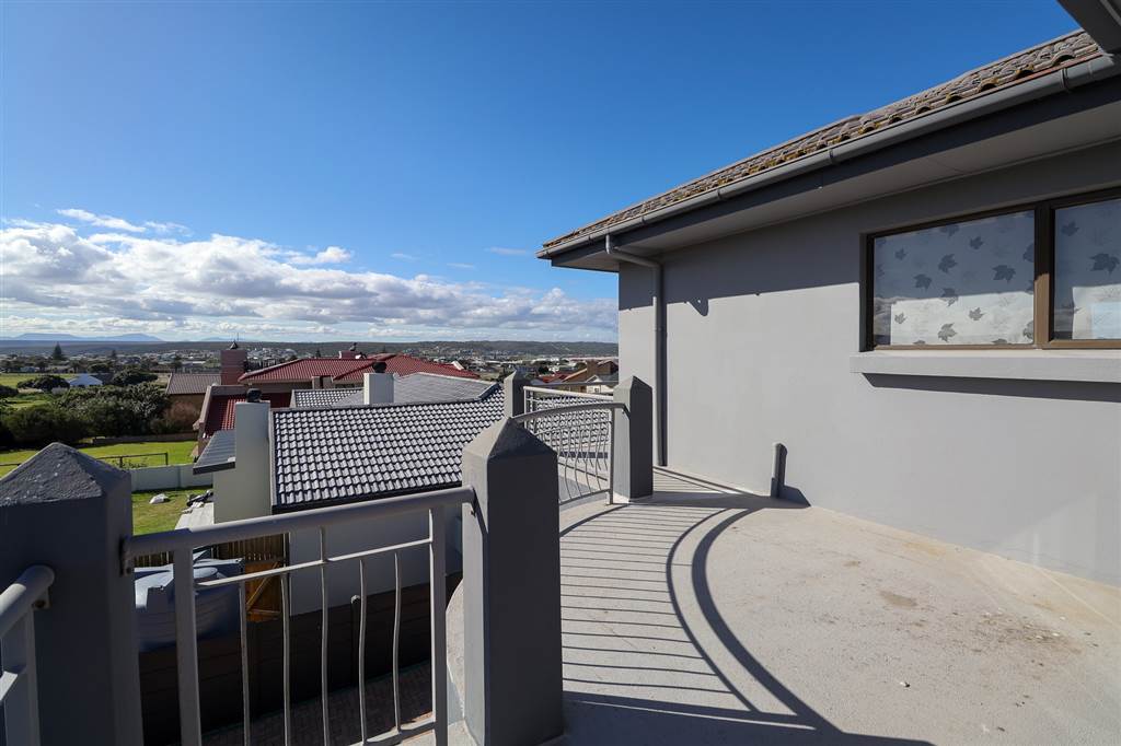 4 Bed House in Stilbaai photo number 27