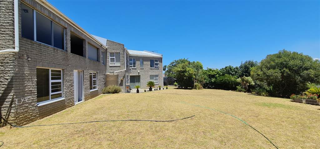 4 Bed House in Plattekloof photo number 2