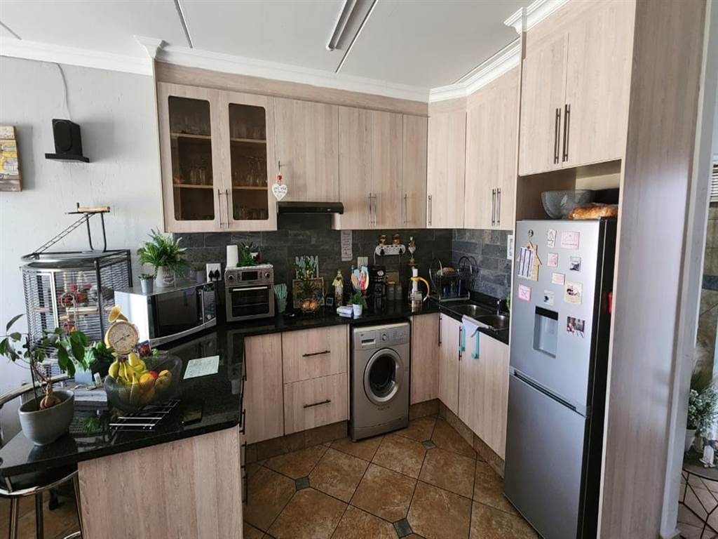 2 Bed Apartment in Brentwood Park photo number 5