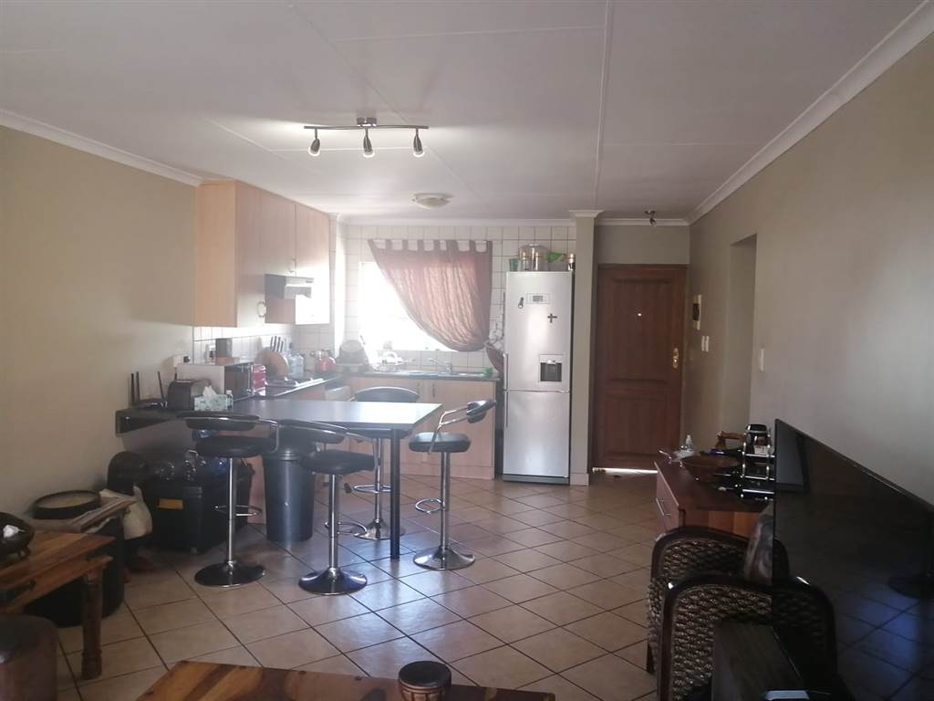 2 Bed Cluster in Hazeldean (Silverlakes Surroundings) photo number 2