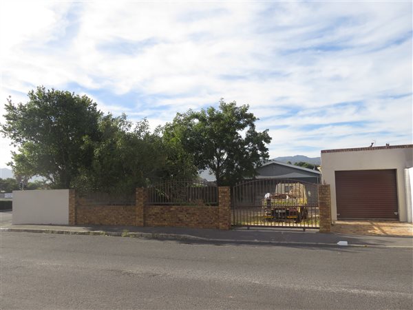360 m² Land available in Strand Central