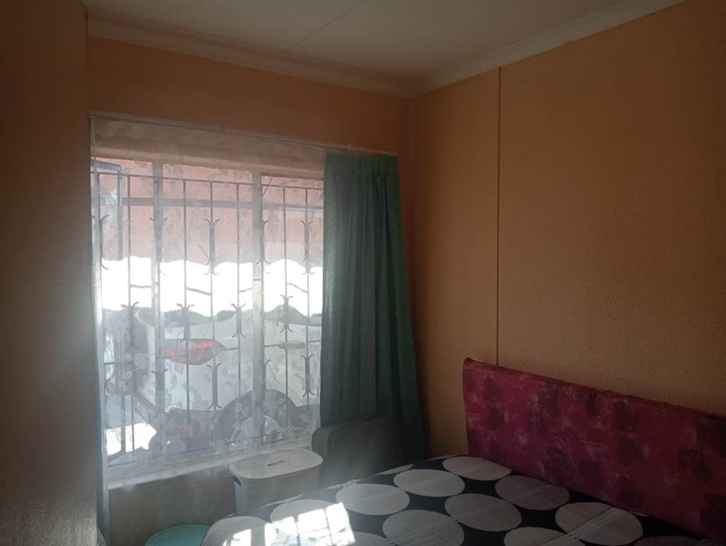 2 Bed House in Tlhabane photo number 7