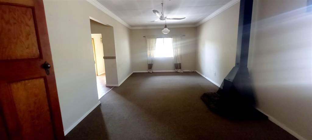 4 Bed House in Rietfontein photo number 7