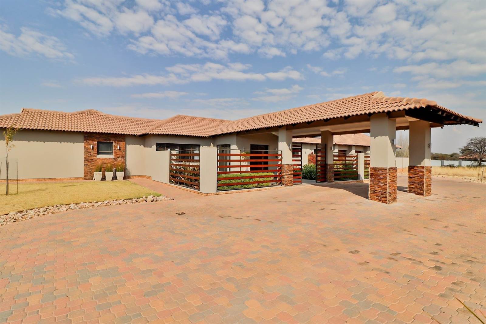 5 Bed House in Wilkoppies photo number 4