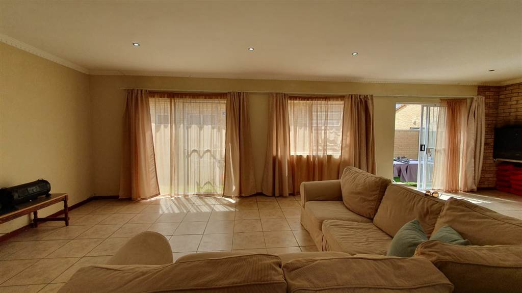 3 Bed Townhouse in Parsons Vlei photo number 8