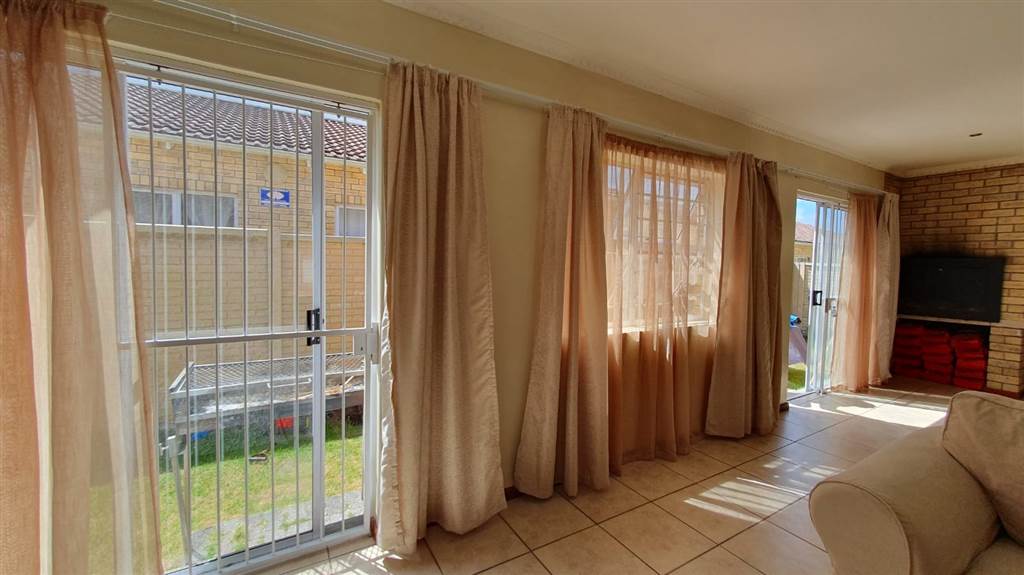 3 Bed Townhouse in Parsons Vlei photo number 5
