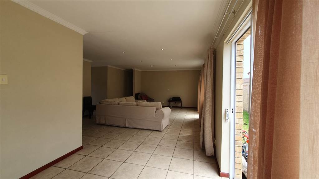 3 Bed Townhouse in Parsons Vlei photo number 11