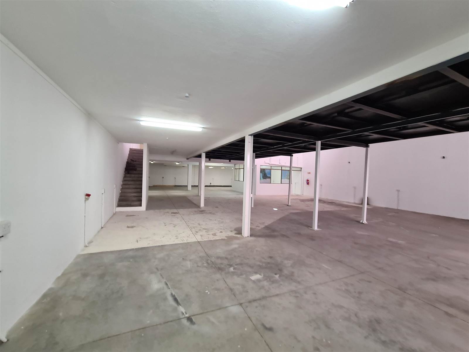 834  m² Industrial space in Strydompark photo number 11