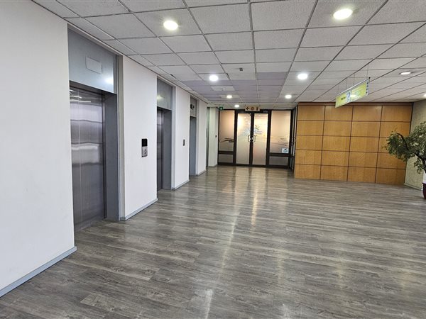 163  m² Commercial space