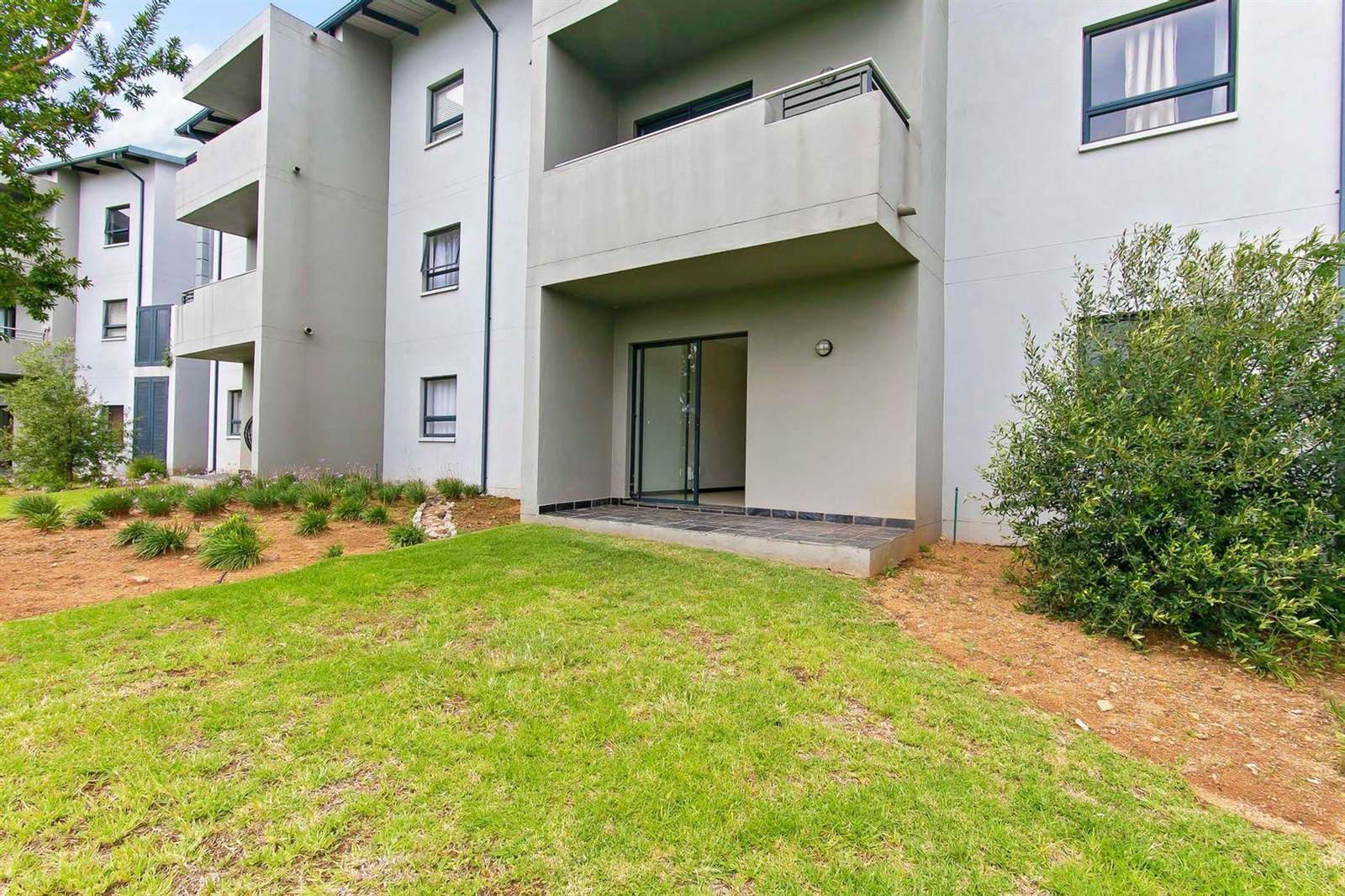 2 Bed Apartment in Jackal Creek Golf Estate photo number 14