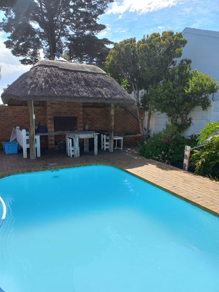 4 Bed House in Duynefontein photo number 3