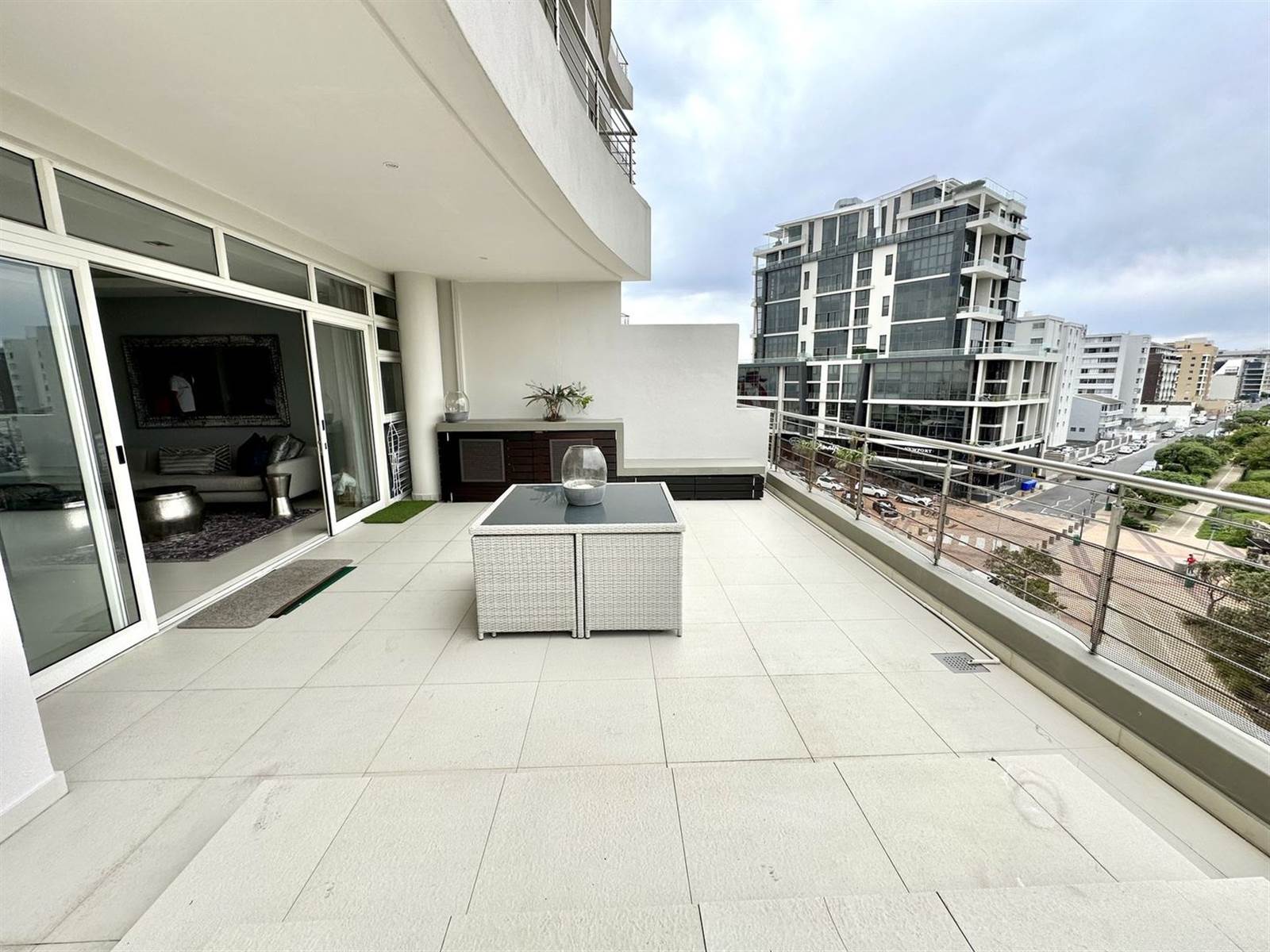 2 Bed Apartment in Mouille Point photo number 11