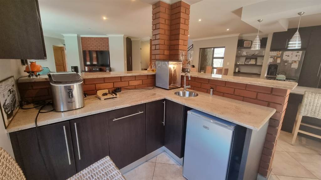 4 Bed House in Greenstone Hill photo number 4