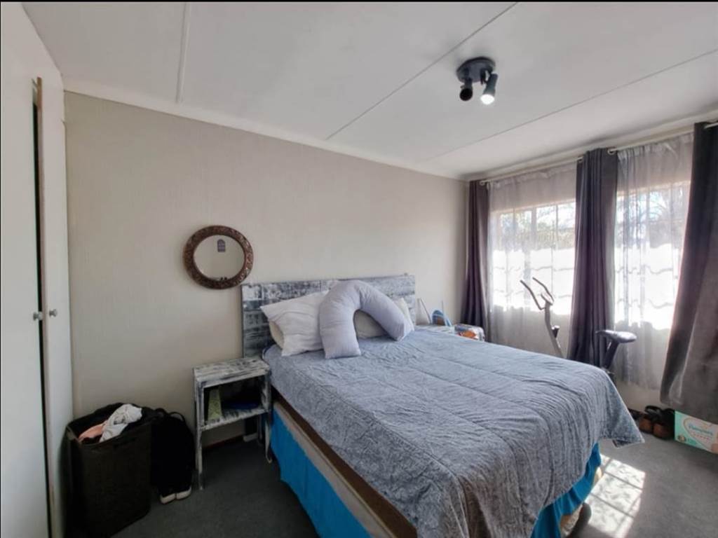 2 Bed Apartment in Bezuidenhout Valley photo number 10