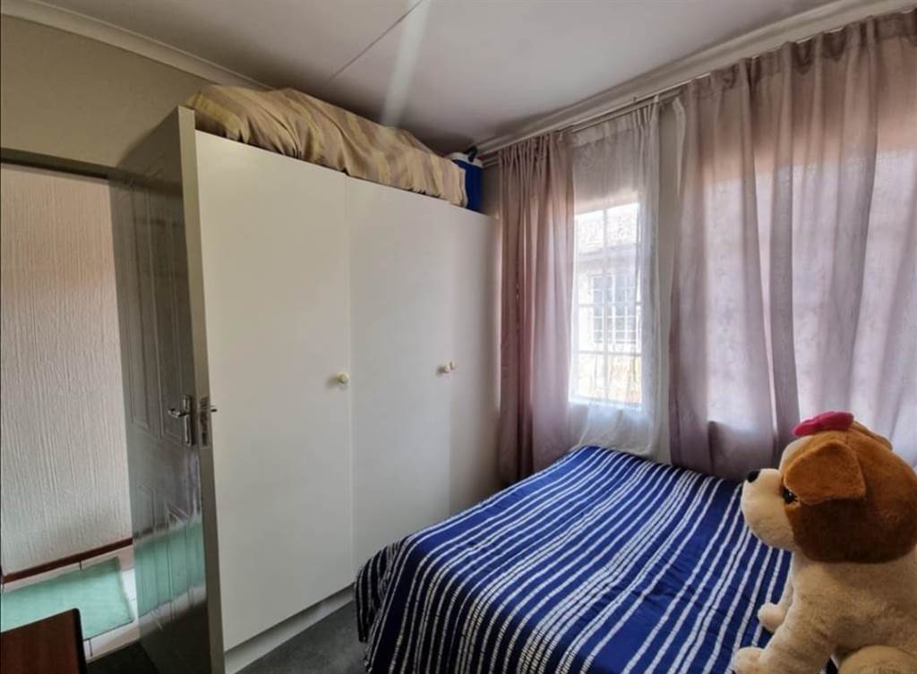 2 Bed Apartment in Bezuidenhout Valley photo number 14