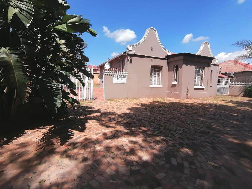 12 Bed House in Krugersdorp Central photo number 1