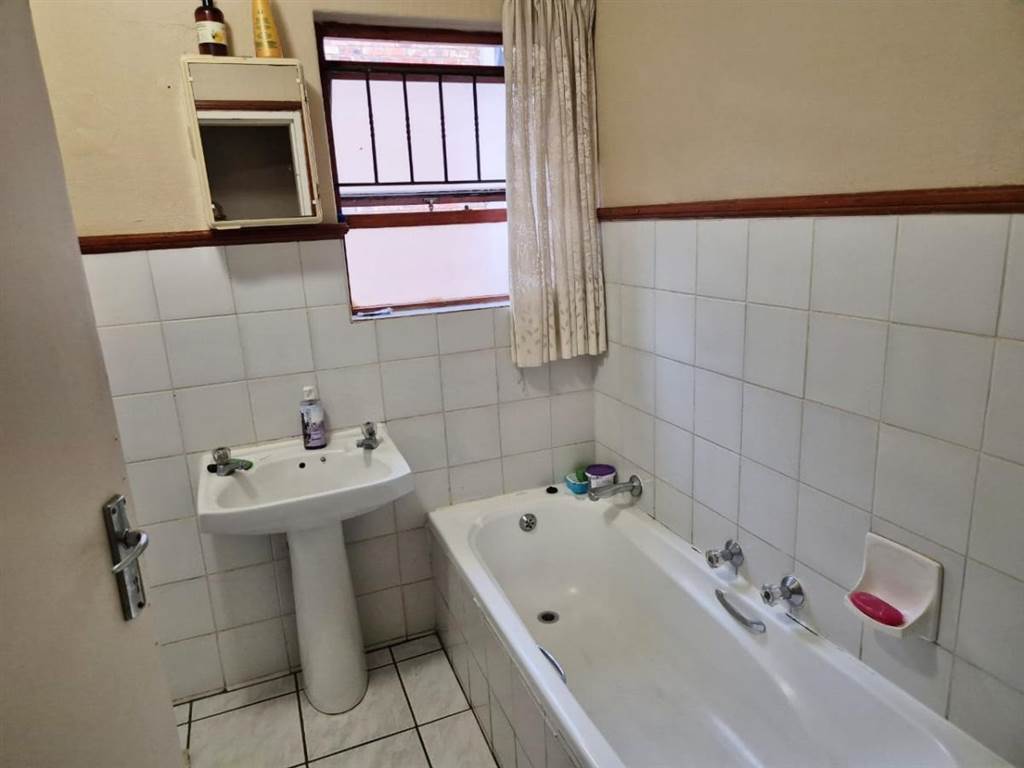 2 Bed Townhouse in Garsfontein photo number 7