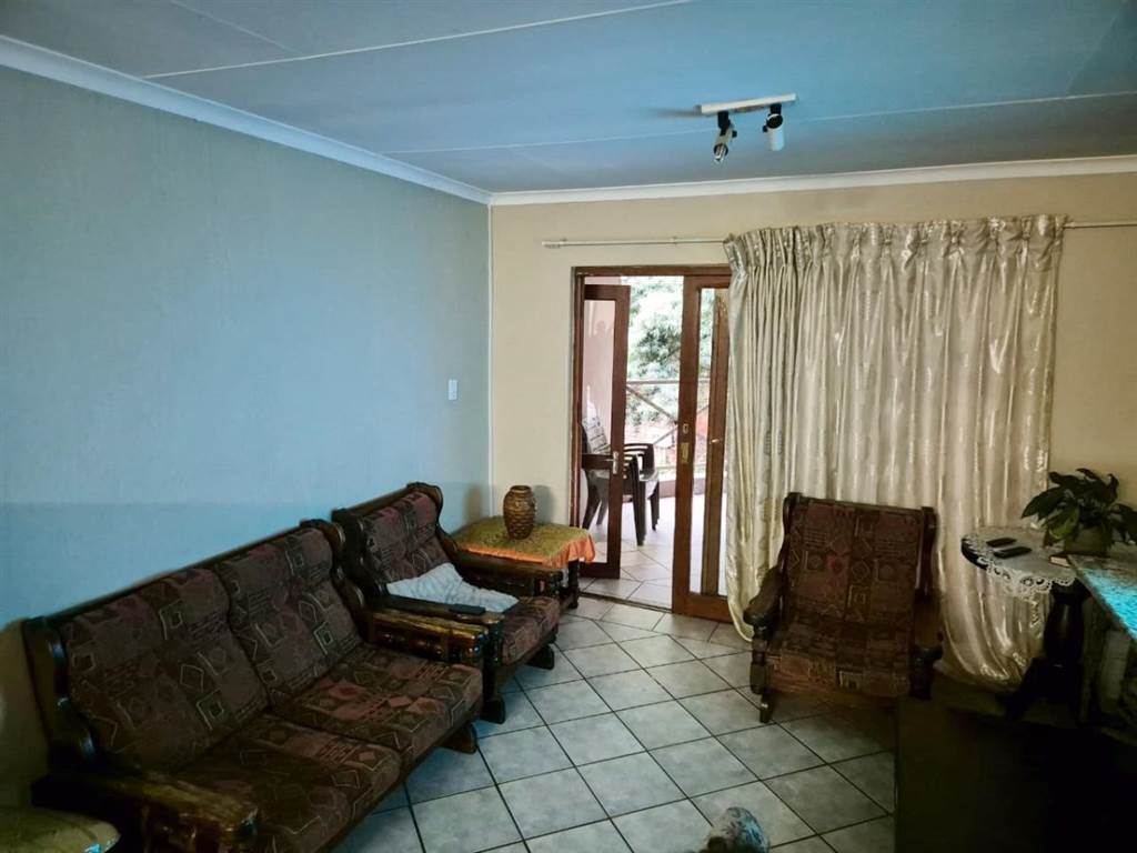2 Bed Townhouse in Garsfontein photo number 4