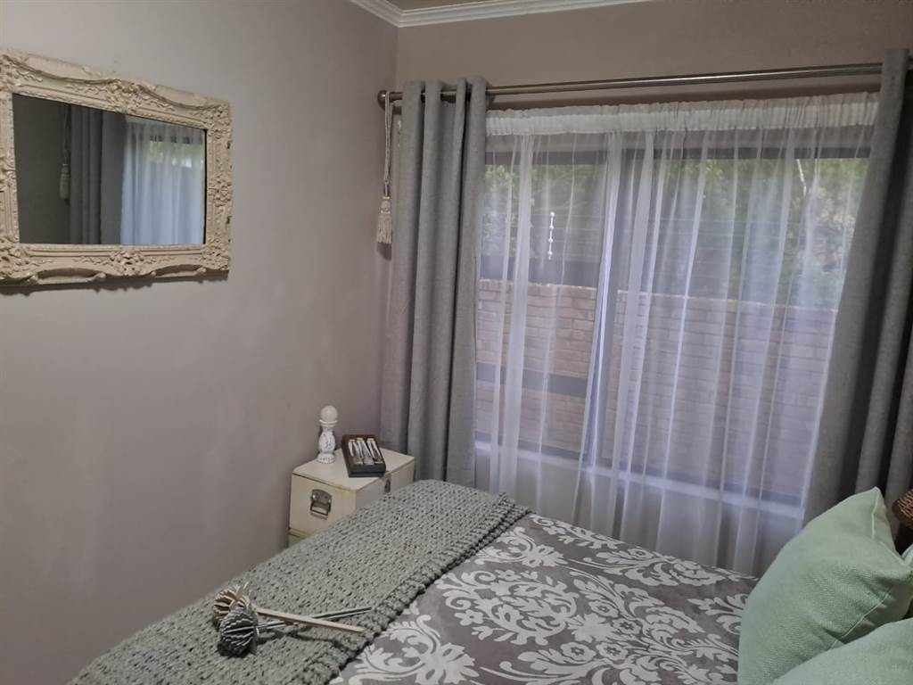 2 Bed Townhouse in Wilkoppies photo number 11
