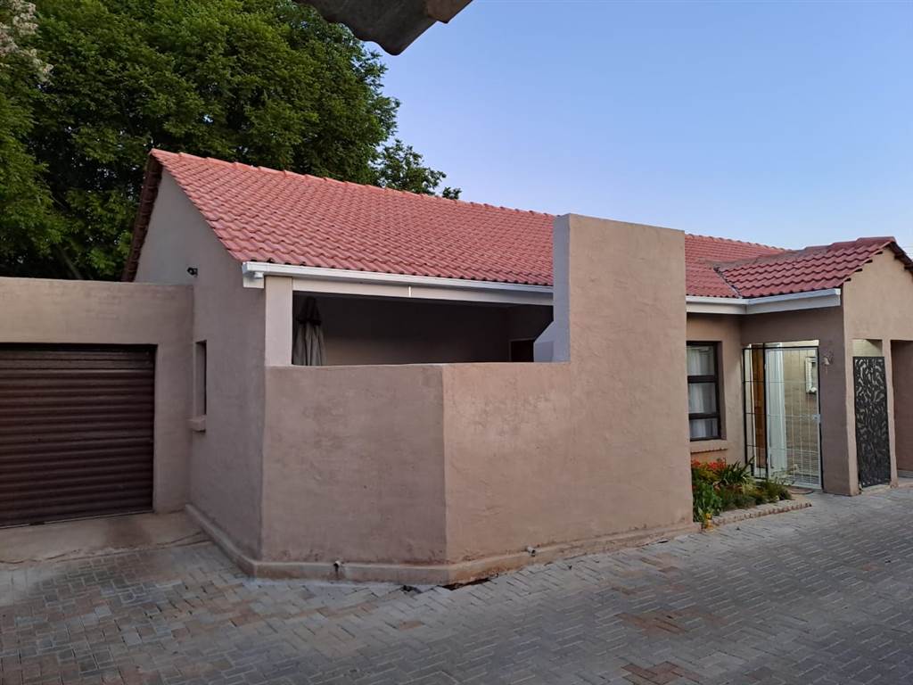 2 Bed Townhouse in Wilkoppies photo number 2