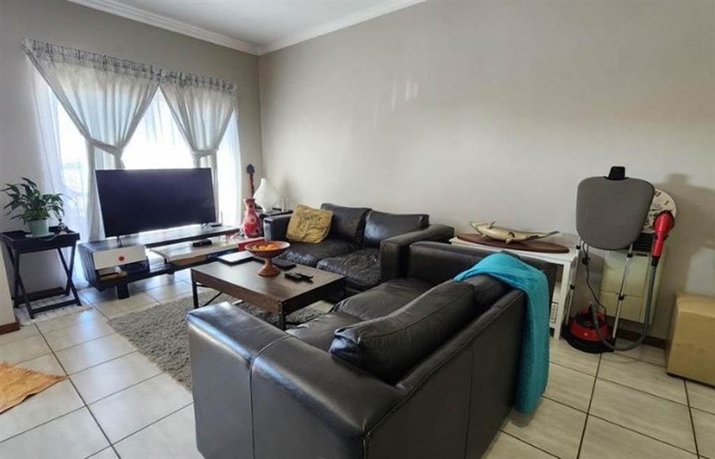 3 Bed Flat in Trichardt photo number 5