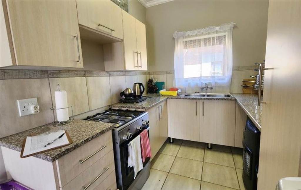 3 Bed Flat in Trichardt photo number 3