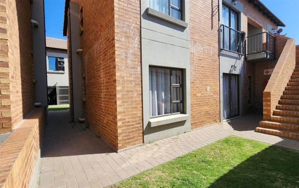 3 Bed Flat in Trichardt photo number 1