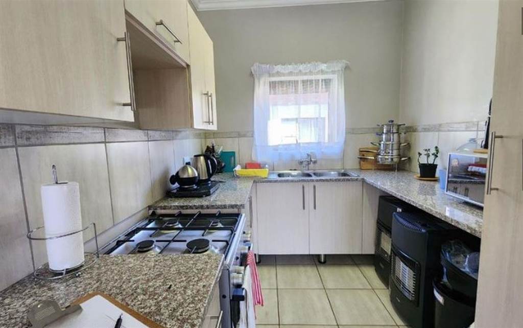 3 Bed Flat in Trichardt photo number 4