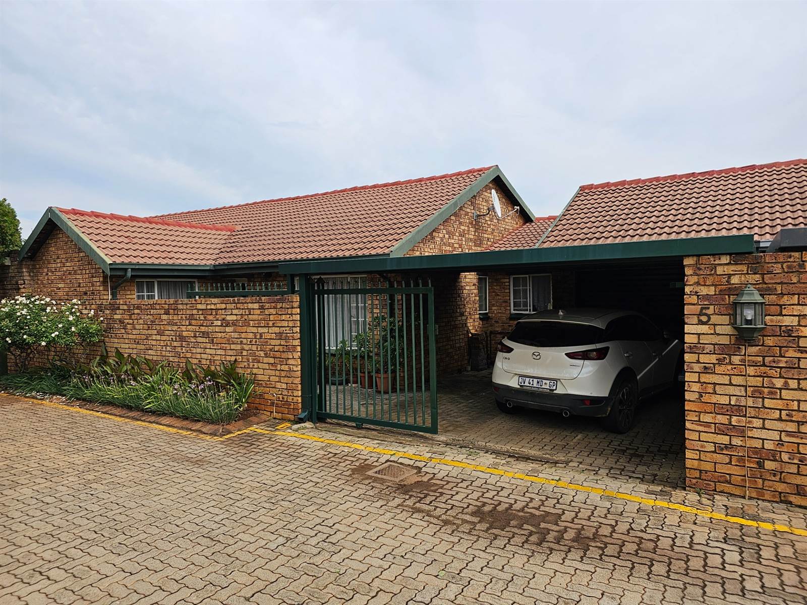 2 Bed House in Rooihuiskraal North photo number 2
