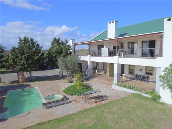 8 Bed House in Long Acres