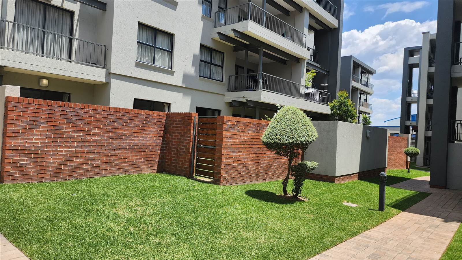 4 Bed Apartment in Kyalami photo number 28