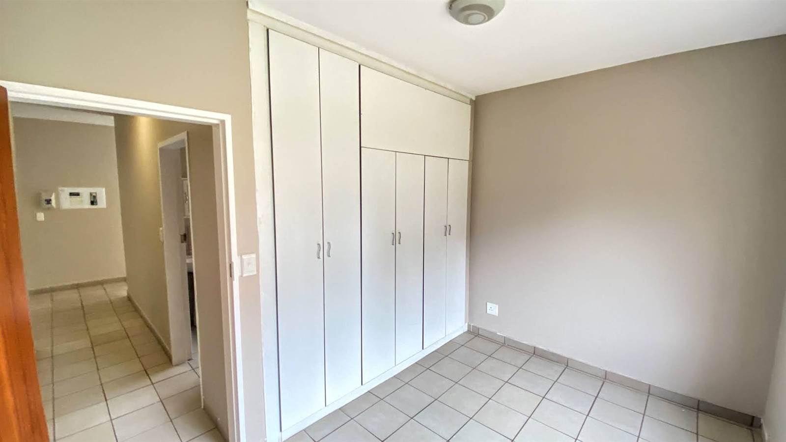 2 Bed Apartment in Vereeniging Central photo number 7