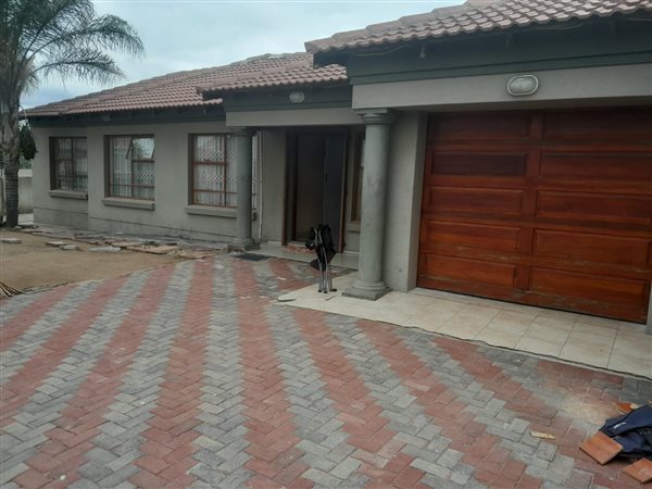3 Bed House in Mahlasedi Park