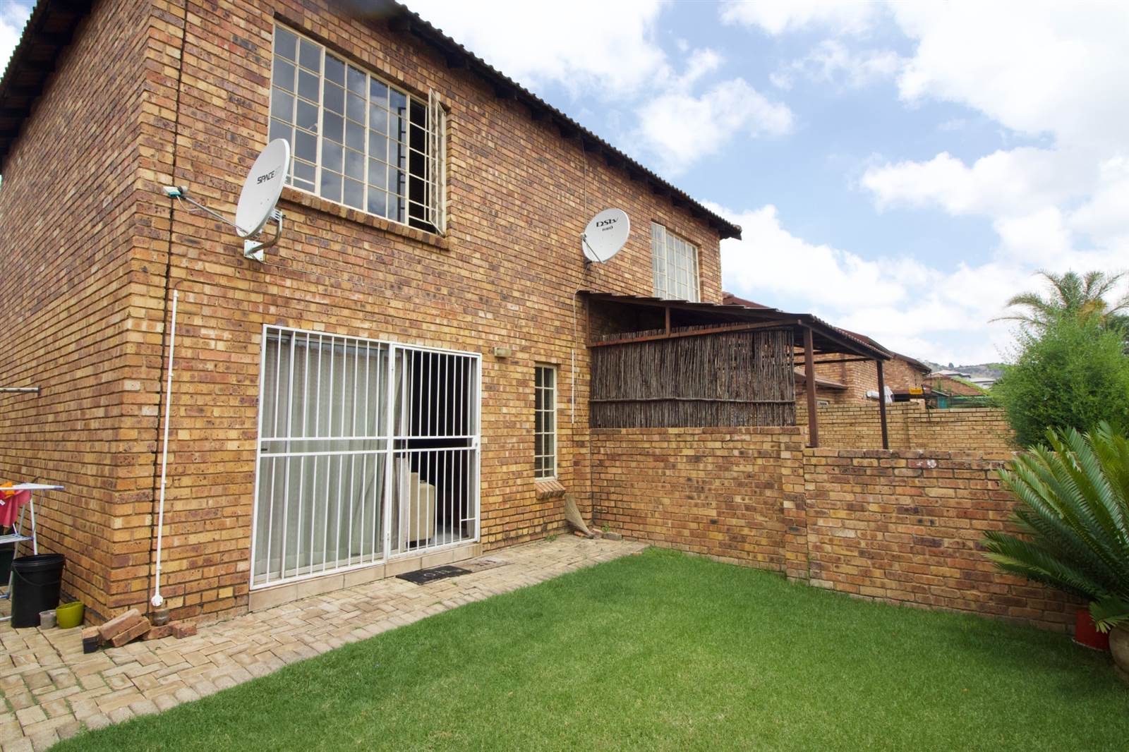 2 Bed Townhouse in Wilgeheuwel photo number 12