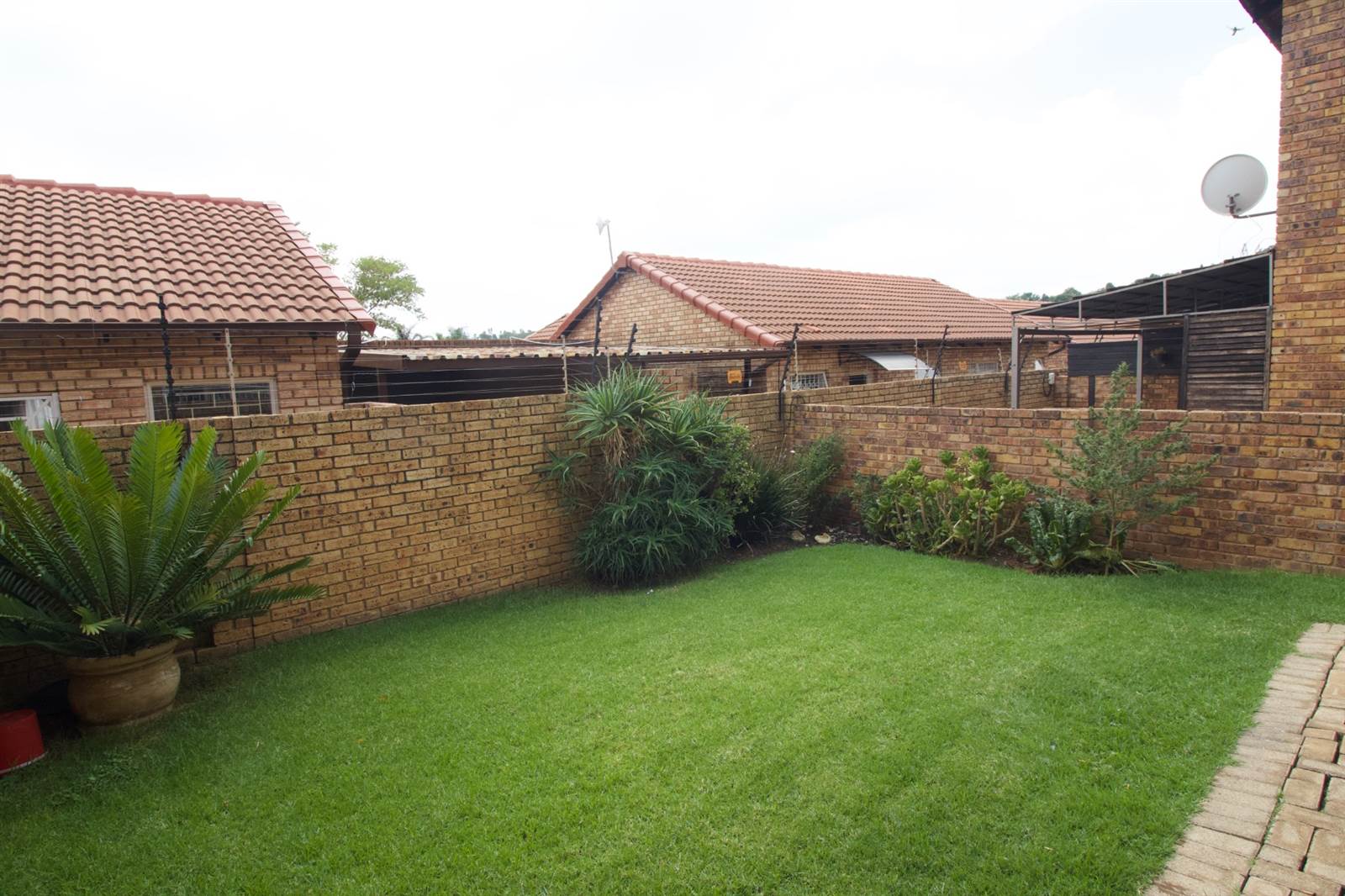 2 Bed Townhouse in Wilgeheuwel photo number 13