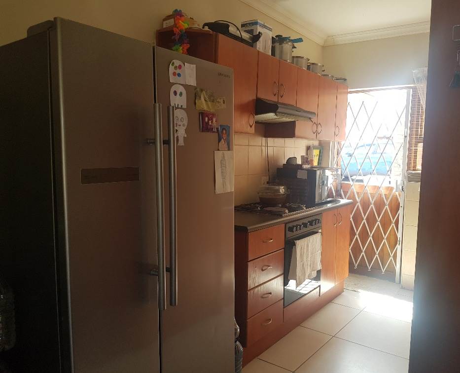 2 Bed Apartment in Scheepers Heights photo number 11
