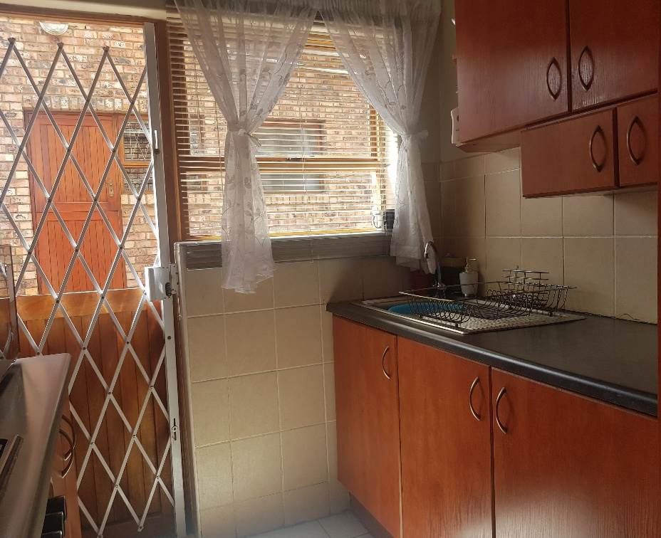 2 Bed Apartment in Scheepers Heights photo number 10
