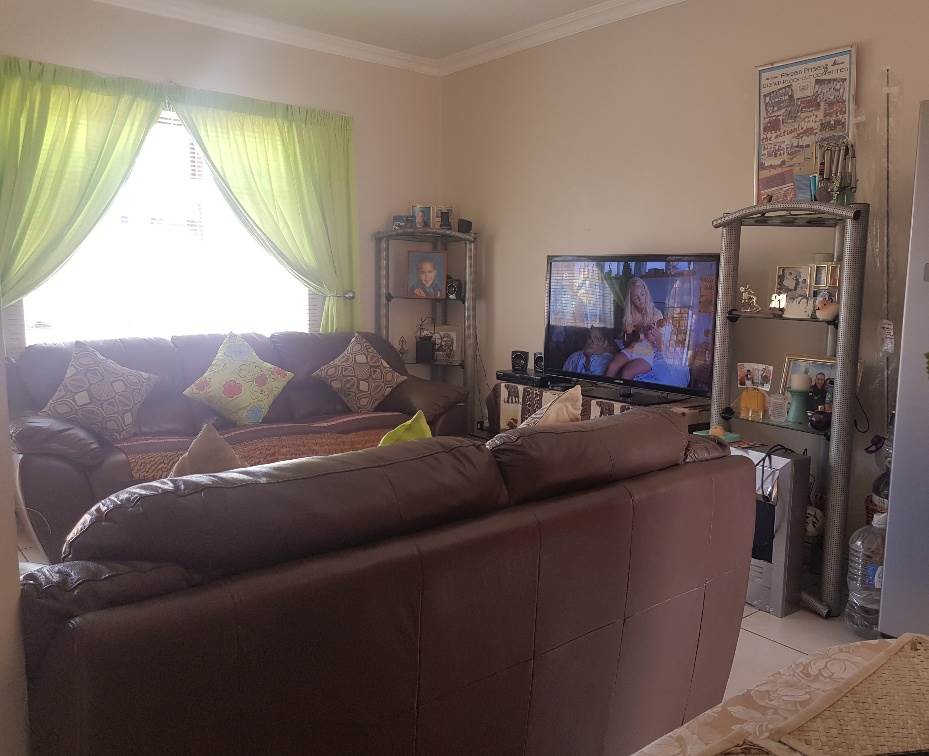2 Bed Apartment in Scheepers Heights photo number 7