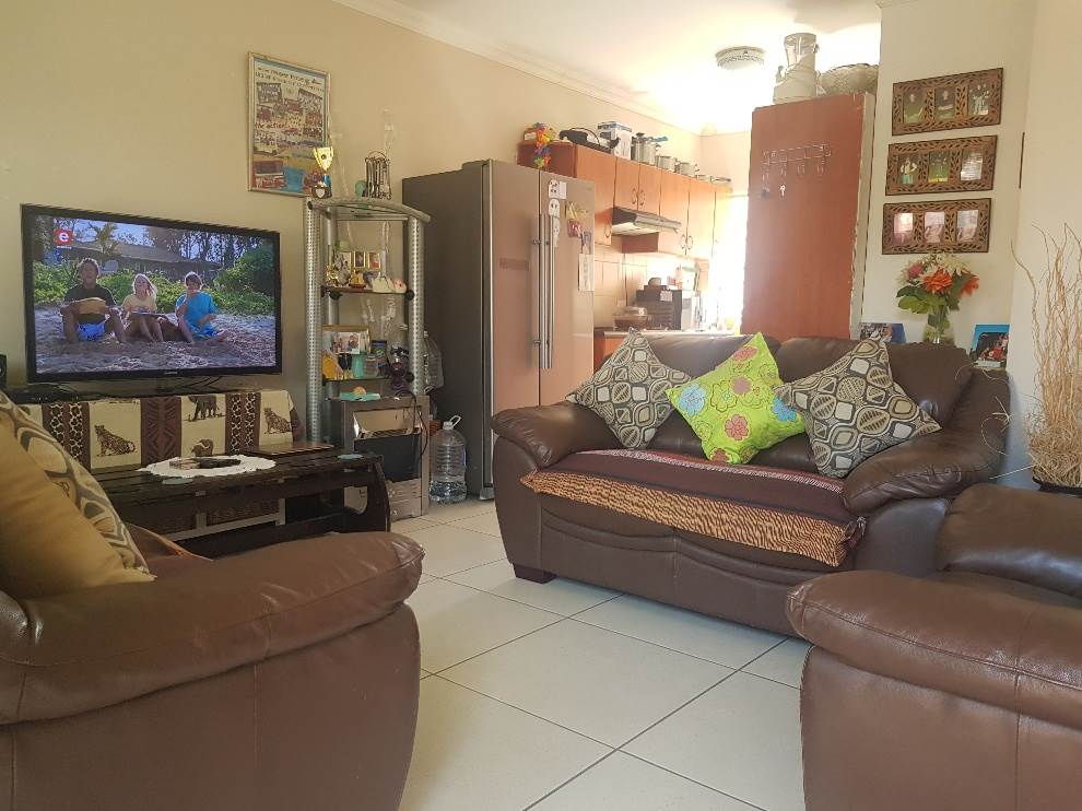 2 Bed Apartment in Scheepers Heights photo number 2