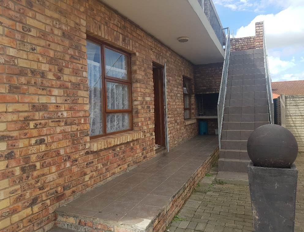 2 Bed Apartment in Scheepers Heights photo number 3