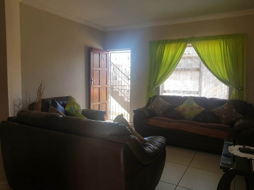 2 Bed Apartment in Scheepers Heights photo number 6