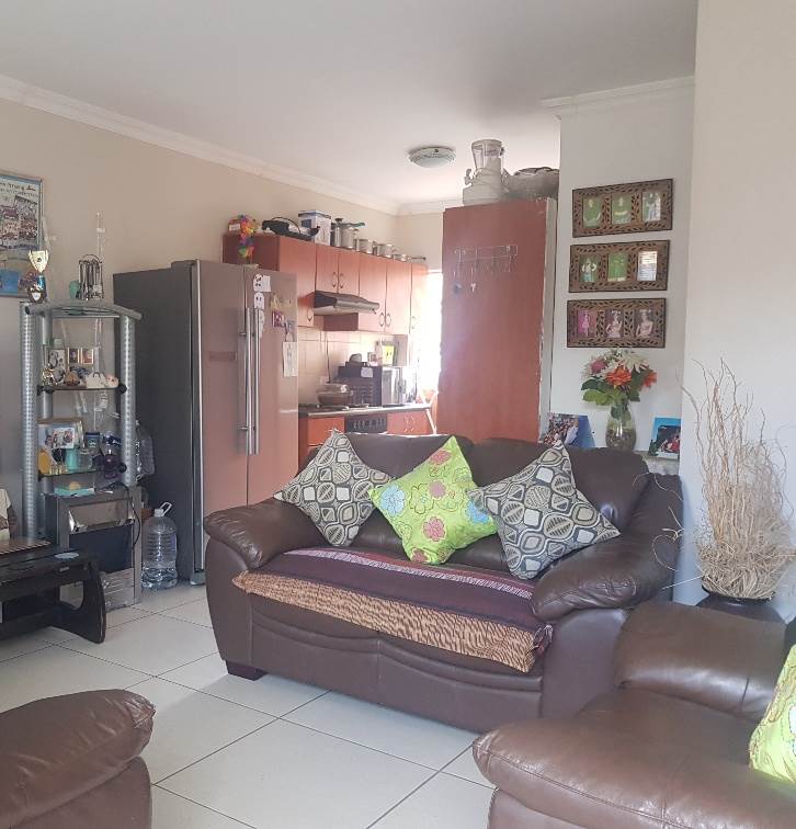 2 Bed Apartment in Scheepers Heights photo number 5