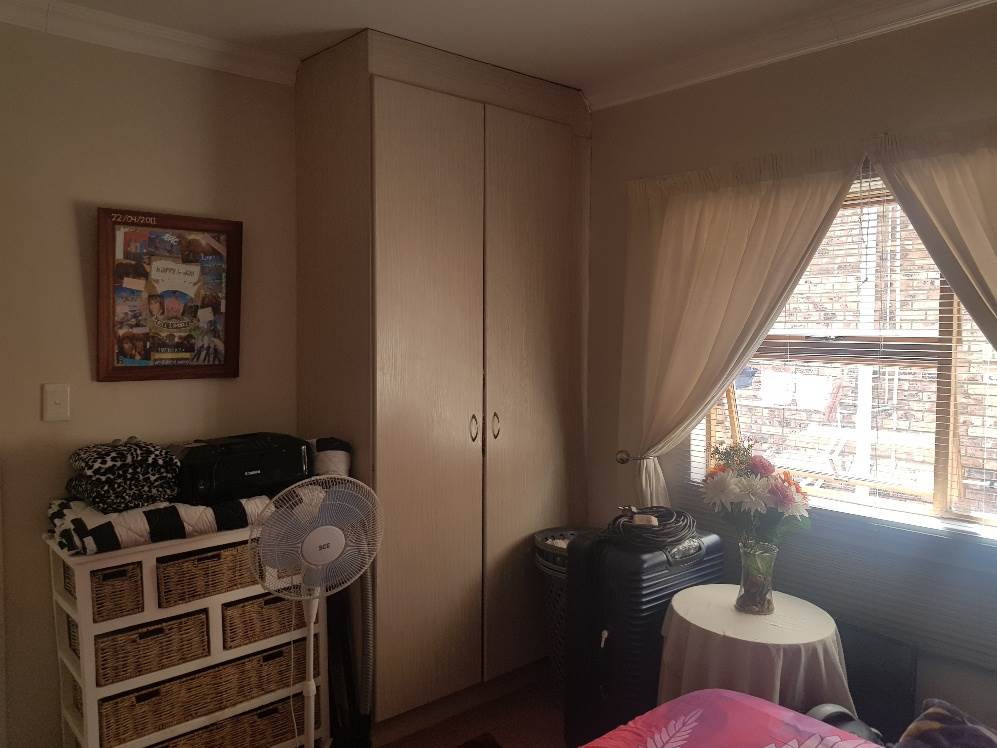 2 Bed Apartment in Scheepers Heights photo number 17