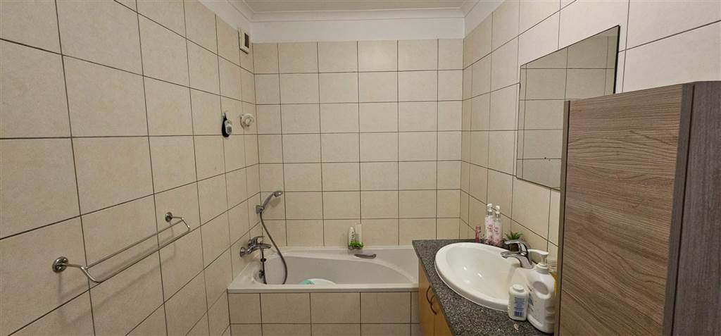 2 Bed Apartment in Hartenbos photo number 18